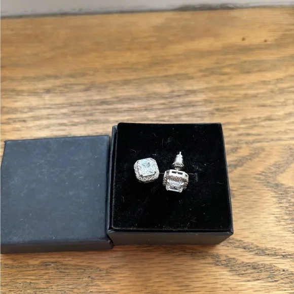 Elegant Silver Stud Earrings - Picture 4 of 4